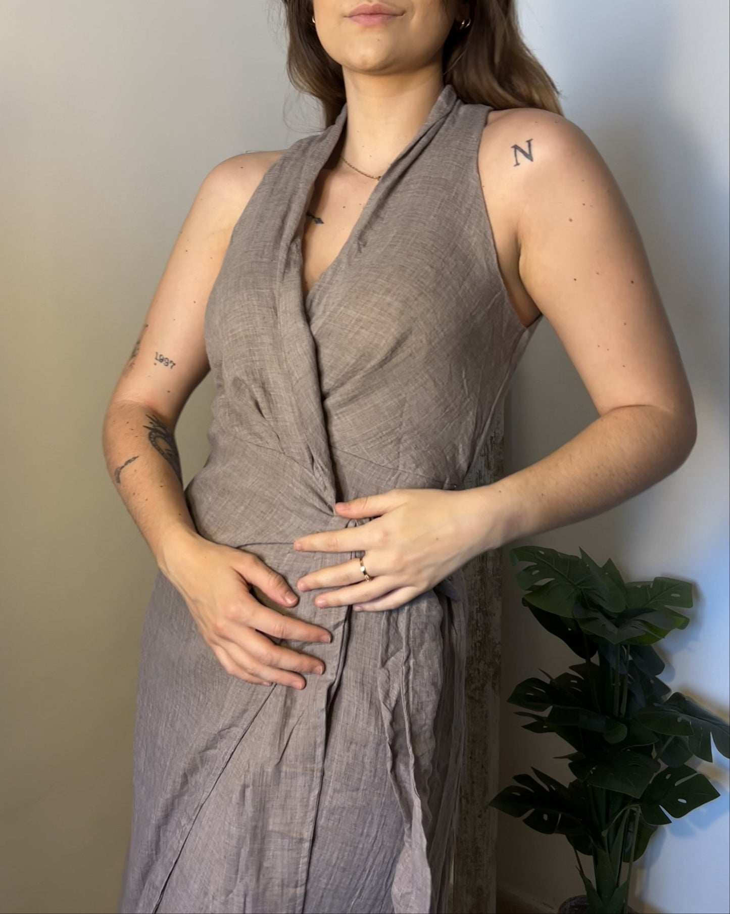 VESTIDO TAUPE CRUZADO